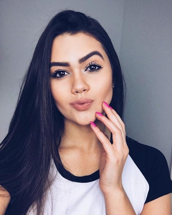 45 Cute Selfie Poses for Girls to Look Super Awesome (16) - Office Salt