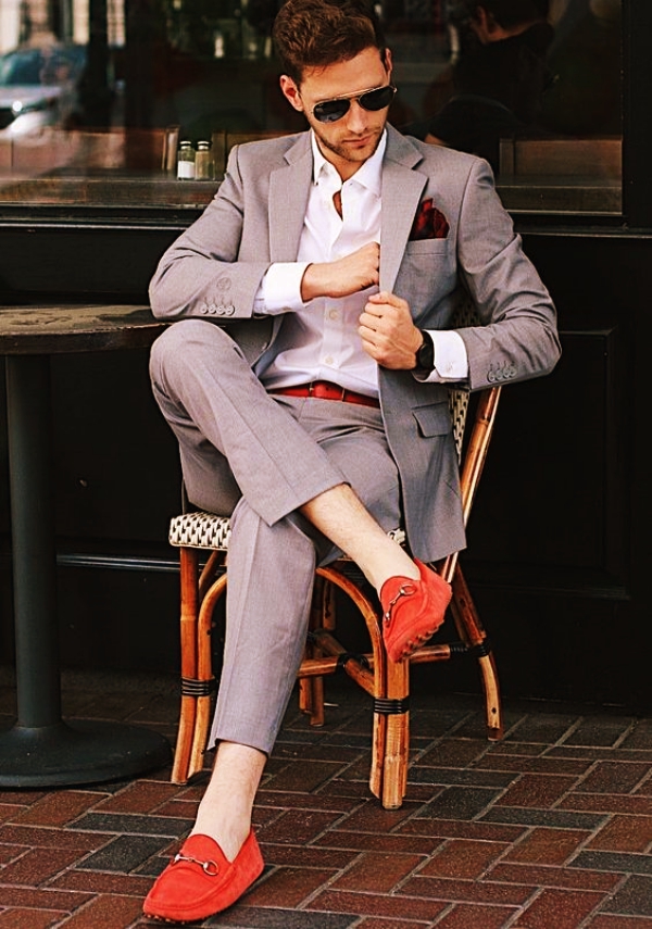 40 Best Sitting Photography Poses (12) Office Salt