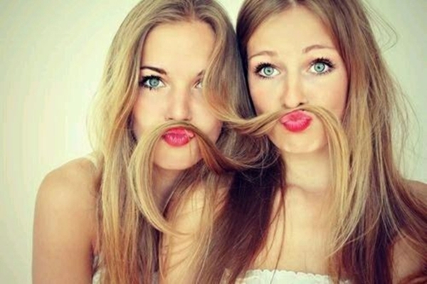 cute-selfie-poses-for-girls-to-look-super-awesome